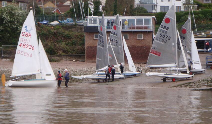 Sailing dinghy 